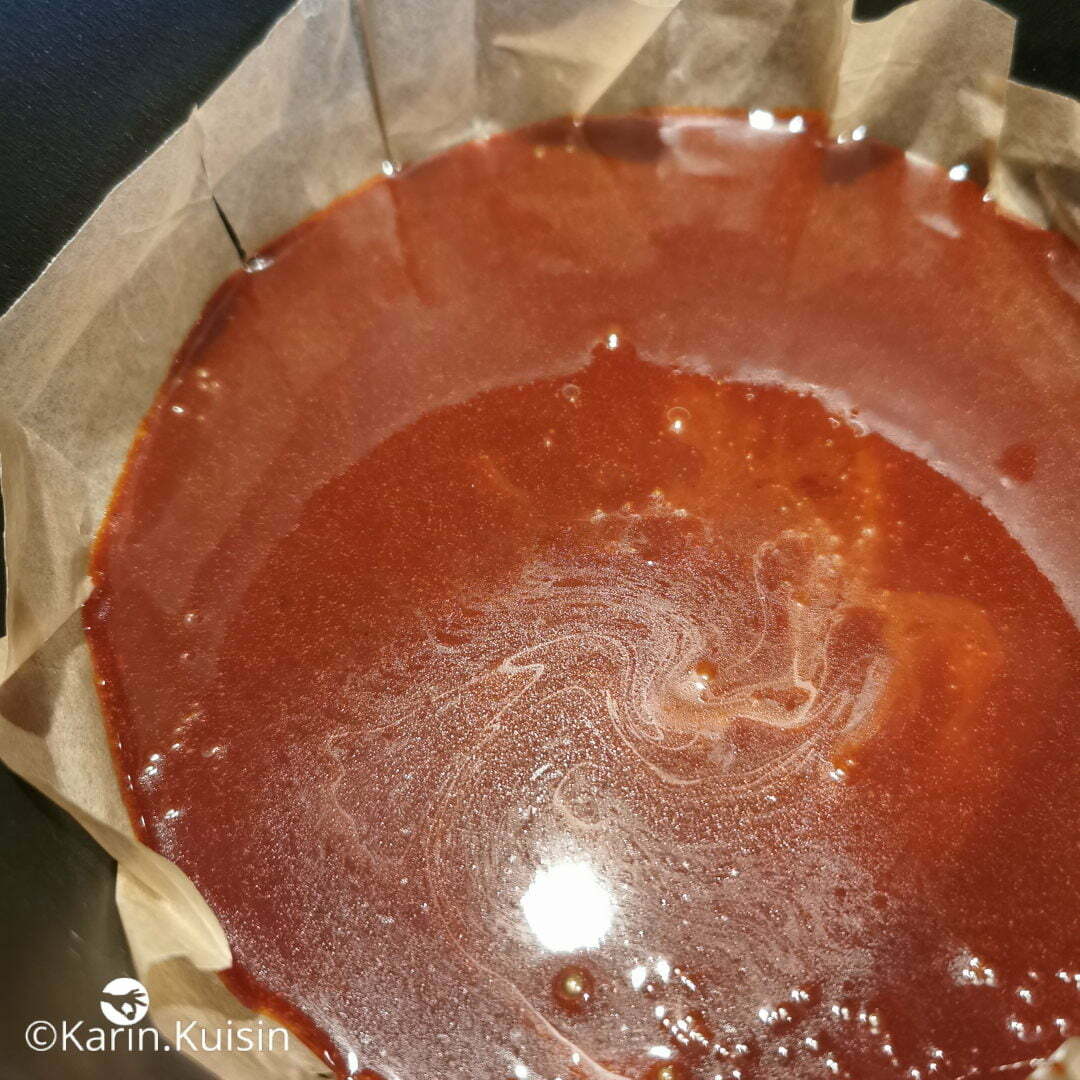Versez le caramel au fond du plat