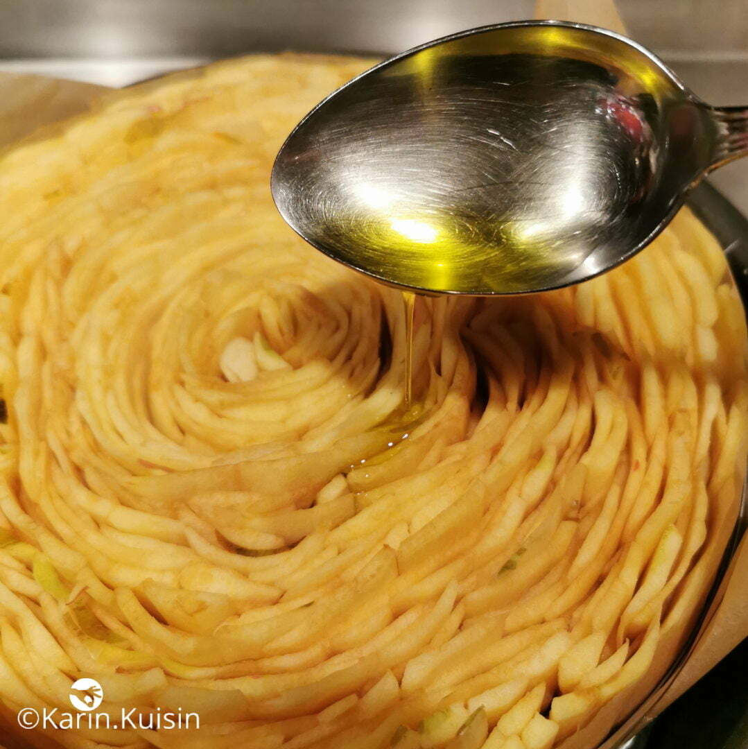 Arrosez les pommes d'huile d'olive