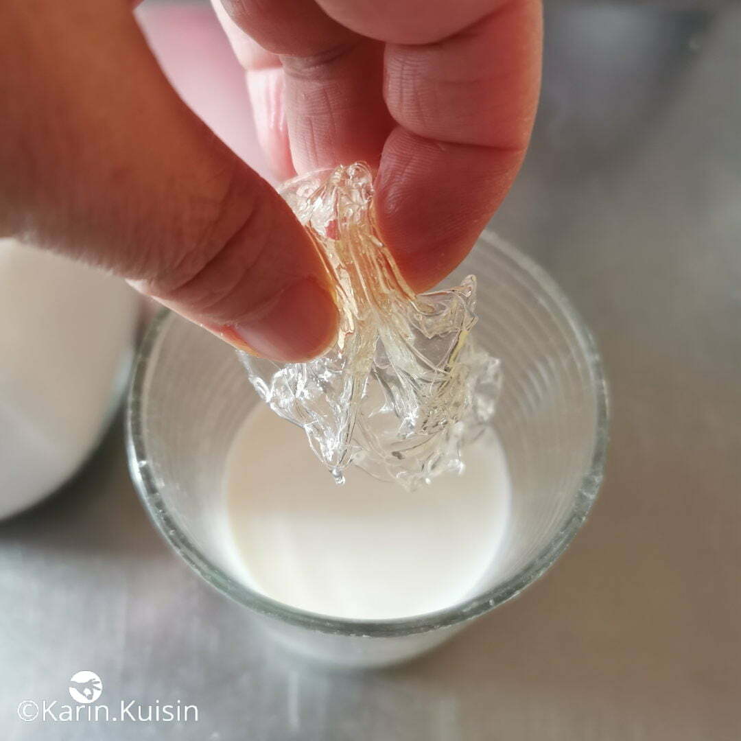 Versez la gélatine dans le lait tiédi