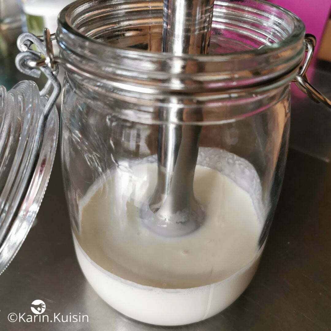 Versez la crème liquide